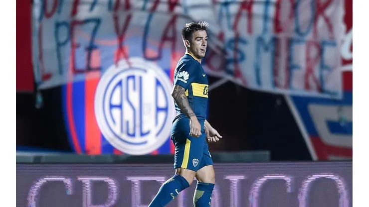 Julio Buffarini juega con la amenaza detrás.
