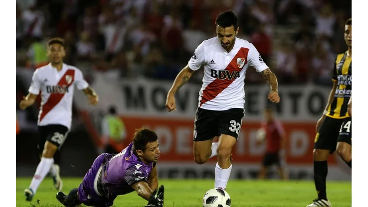 Ignacio Scocco en medio de un golazo infernal.