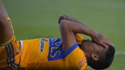 Javier Aquino se lamenta tras su lesión con los Tigres