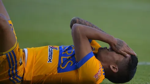 Javier Aquino se lamenta tras su lesión con los Tigres