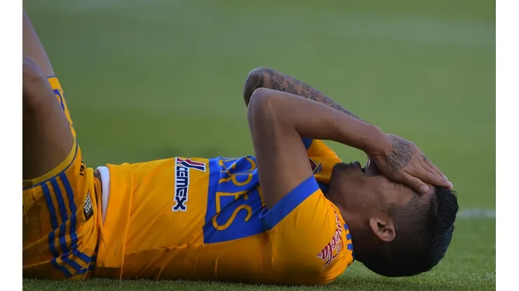 Javier Aquino se lamenta tras su lesión con los Tigres