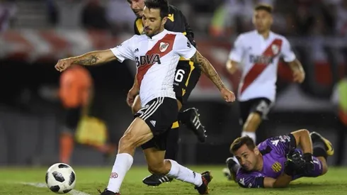 CONTRA TODOS. Scocco deja en el piso al arquero de Olimpo y se prepara para definir su golazo (Foto: Getty).