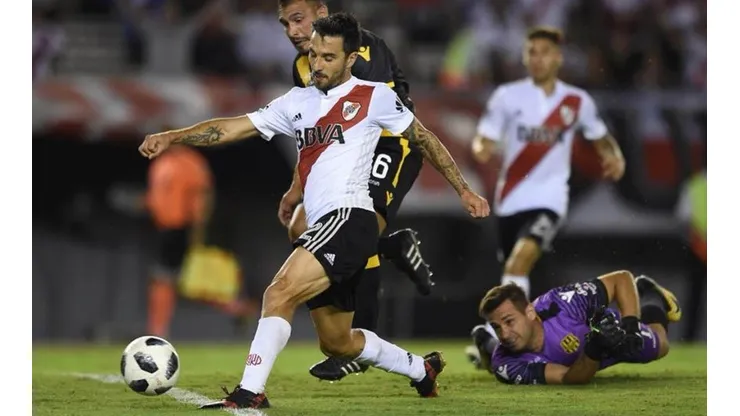 CONTRA TODOS. Scocco deja en el piso al arquero de Olimpo y se prepara para definir su golazo (Foto: Getty).