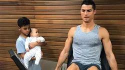 Cristiano trabaja horas extras en el gimnasio de su casa.