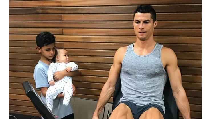 Cristiano trabaja horas extras en el gimnasio de su casa.