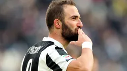 El Pipita Higuaín le dedica un gol con un beso.