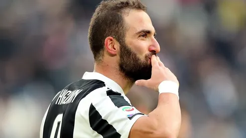 El Pipita Higuaín le dedica un gol con un beso.