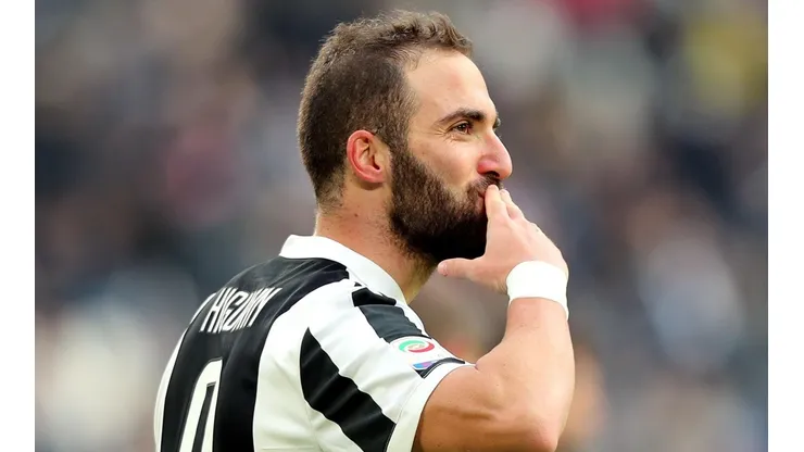 El Pipita Higuaín le dedica un gol con un beso.