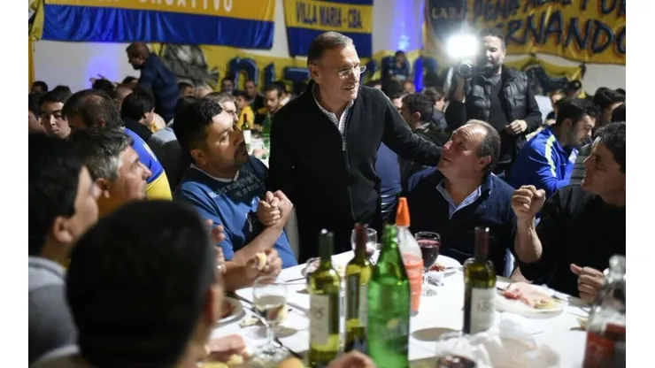 Royco Ferrari junta votos por las peñas de Boca.