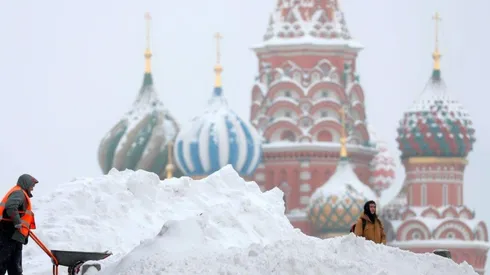 ¡TAPADOS! La ciudad entera coopera para que Moscú recupere su rutina.