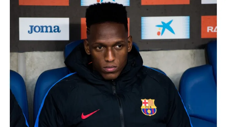 Yerry Mina se quedó en el banco en un Derbi bajo la lluvia.