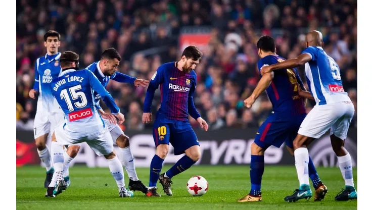 Messi siendo observado por varios jugadores del Espanyol.