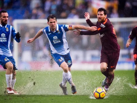 Se calentó Messi: forcejeos, mano en la cara e insultos con un jugador del Espanyol