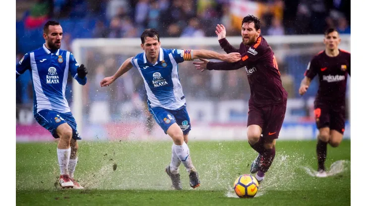 Se calentó Messi: forcejeos, mano en la cara e insultos con un jugador del Espanyol