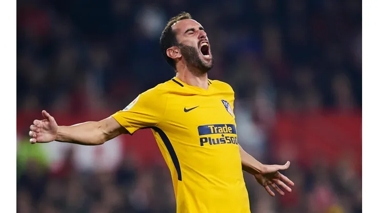 Diego Godín no la pasó bien ante Valencia.