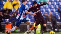 Lionel Messi apiló rivales bajo la lluvia.