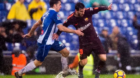 Lionel Messi apiló rivales bajo la lluvia.