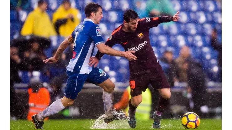 Lionel Messi apiló rivales bajo la lluvia.