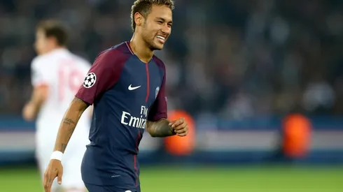 Sotana para voce: Neymar le hizo un tremendo caño a su hijo