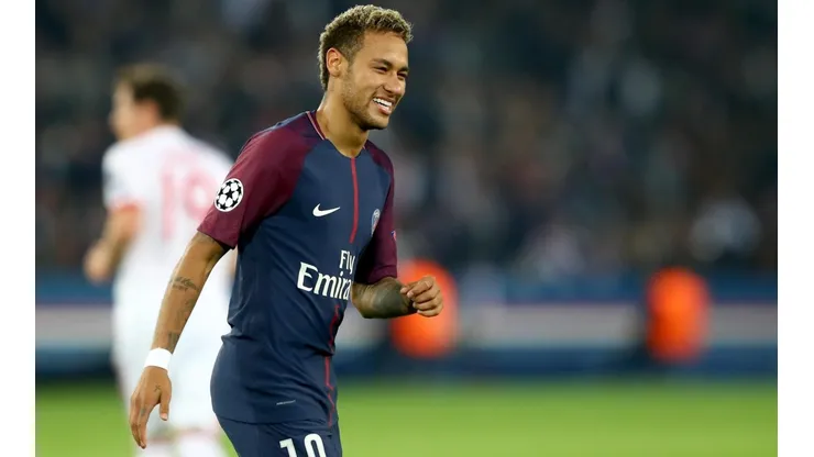 Sotana para voce: Neymar le hizo un tremendo caño a su hijo
