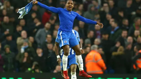 EN EL AIRE. José Izquierdo celebra su golazo con el Brighton ante West Ham (Foto: Getty).