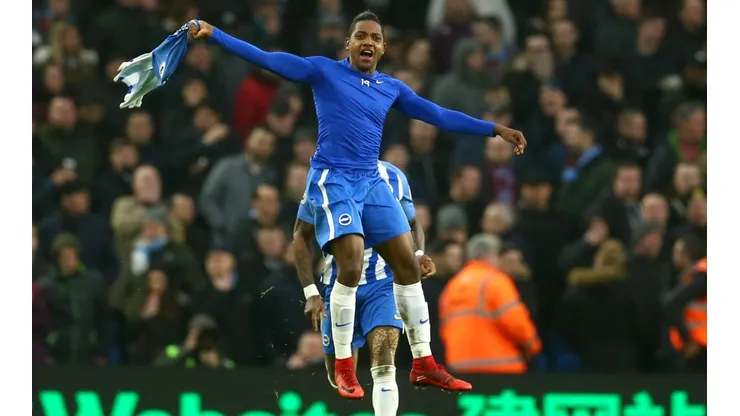 EN EL AIRE. José Izquierdo celebra su golazo con el Brighton ante West Ham (Foto: Getty).
