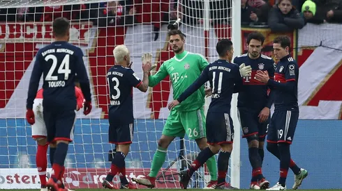 GANARON TODOS. Los jugadores felicitan al arquero Ulreich, que se lució con varias tapadas en el segundo tiempo.