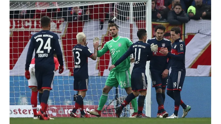 GANARON TODOS. Los jugadores felicitan al arquero Ulreich, que se lució con varias tapadas en el segundo tiempo.