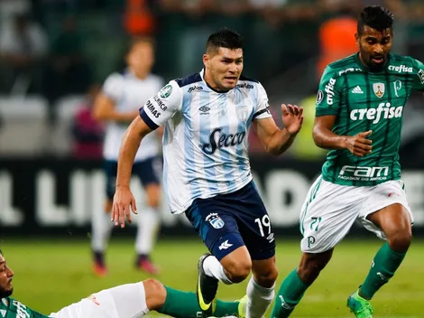 ¡Epa! A Barbona, de Atlético Tucumán, lo tocaron "ahí abajo" cuando salió reemplazado