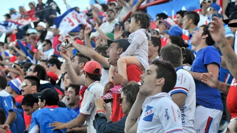 FUROR E INDIGNACIÓN. Los hinchas del Bolso podrían verse perjudicados por la actitud de dos aficionados que atacaron al Chapecoense donde más le duele.