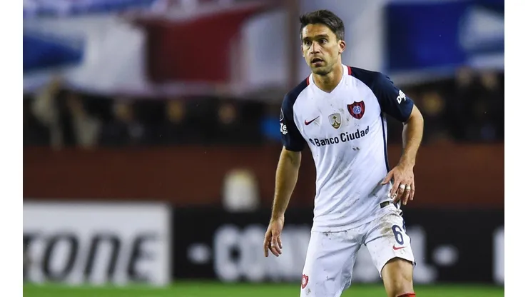 Caruzzo con la camiseta de San Lorenzo.