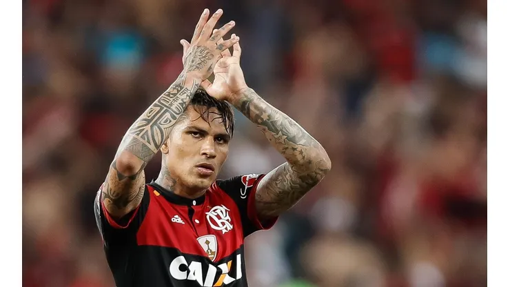 DE PIE PARA EL GOLEADOR. Paolo Guerrero en uno de sus últimos partidos en Flamengo (Foto: Getty).