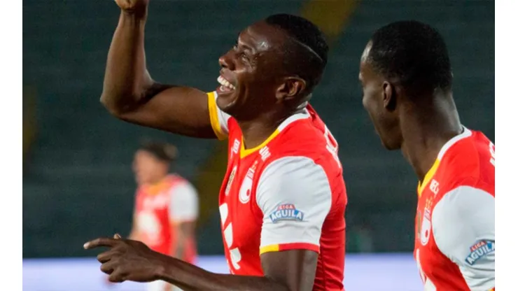 El defensor colombiano podría desembarcar en el fútbol ecuatoriano.