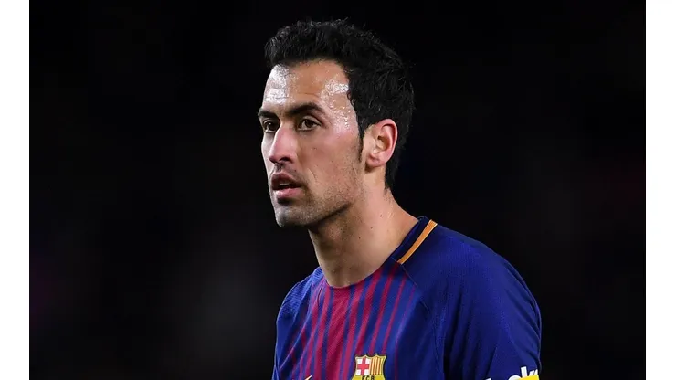 EMOCIONANTE. Busquets se tomó cinco minutos e hizo muy feliz a una fanática.