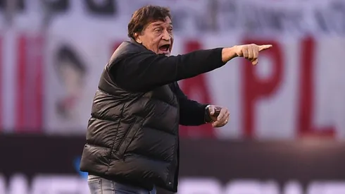 ¡GRANDE, JULIO! Falcioni volvió a sentarse en el banco del taladro.