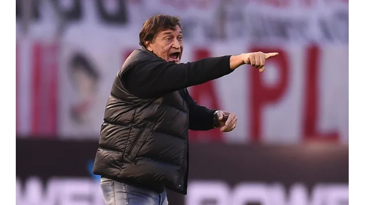 ¡GRANDE, JULIO! Falcioni volvió a sentarse en el banco del taladro.