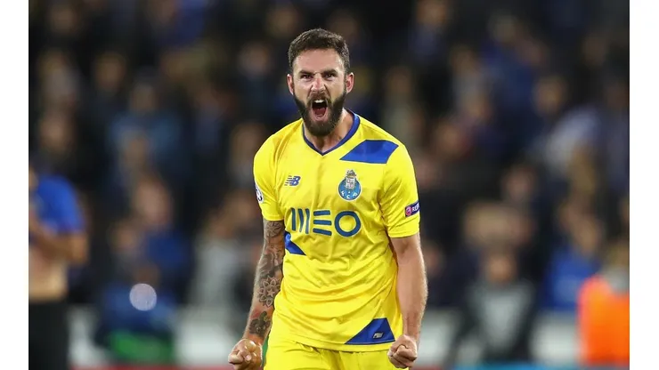 Layún se despidió de los "Dragoes" tras dos años y medio en el club