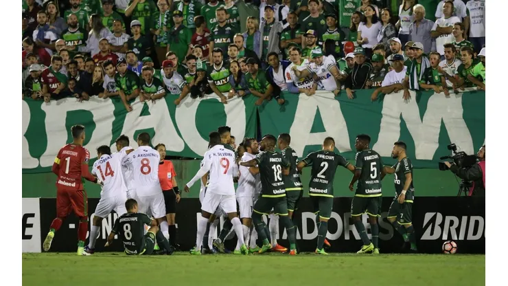 TAMBIÉN EN LA CANCHA. Ambos equipos se enfrentaron el año pasado y las chispas también se dieron entre sus jugadores.