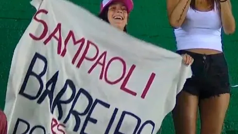 ¿Es la mamá? ¿Es la hermana del jugador? ¿Es una fanática?