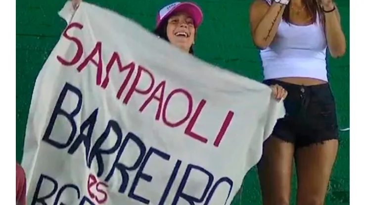 ¿Es la mamá? ¿Es la hermana del jugador? ¿Es una fanática?