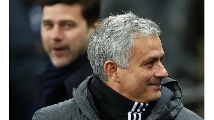 SONRÍE MOU. José Mourinho en el saludo inicial con Pochettino antes del partido (Foto: Getty).