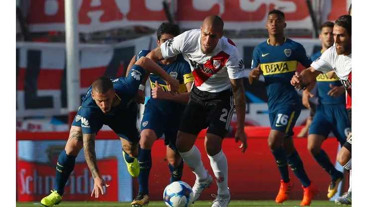 Maidana enfrentando a Boca en el Monumental.