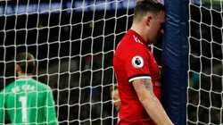 TRAGAME, TIERRA. Phil Jones se apoya sobre el poste después de su gol en contra Tottenham