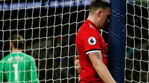 TRAGAME, TIERRA. Phil Jones se apoya sobre el poste después de su gol en contra Tottenham