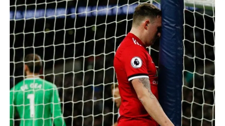 TRAGAME, TIERRA. Phil Jones se apoya sobre el poste después de su gol en contra Tottenham