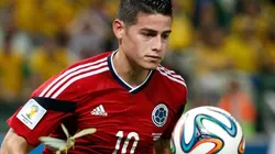 James Rodríguez intenta esquivar a un saltamontes en el Mundial de Brasil 2014.