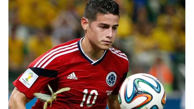 James Rodríguez intenta esquivar a un saltamontes en el Mundial de Brasil 2014.