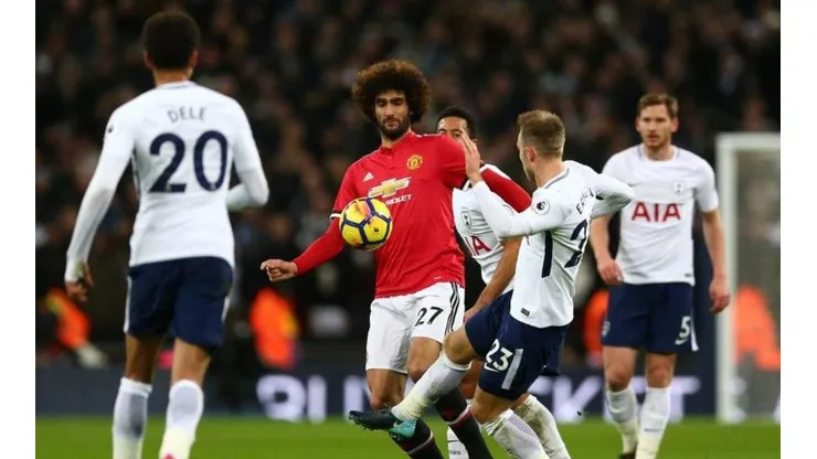 DE LAS POCAS JUGADAS. Fellaini lucha contra el mediocampo del Tottenham en los siete minutos que estuvo en cancha.