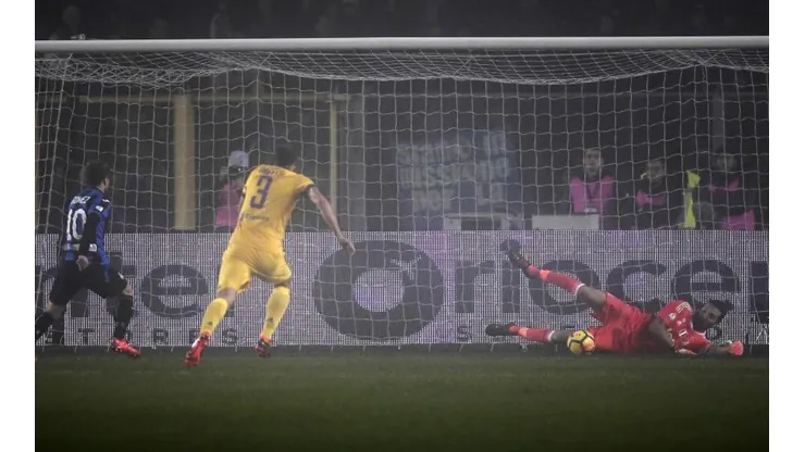 ¿VIEJO QUIÉN? Buffon en el piso para taparle el penal al "Papu" Gómez por la Coppa Italia.