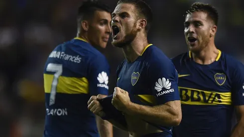"URUGUAYO, URUGUAYO". Nández grita con todo el 2-0 contra Colón enfrente de La Bombonera (Foto: Getty).